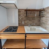 杉並区上荻の賃貸物件/キッチンは2口コンロと広めのシンク。天然木とスチールフレームがいい感じ。