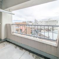 杉並区上荻の賃貸物件/バルコニーの左奥には、洗濯機置場があります。屋根が大きめなので、雨ざらしになることはありません。