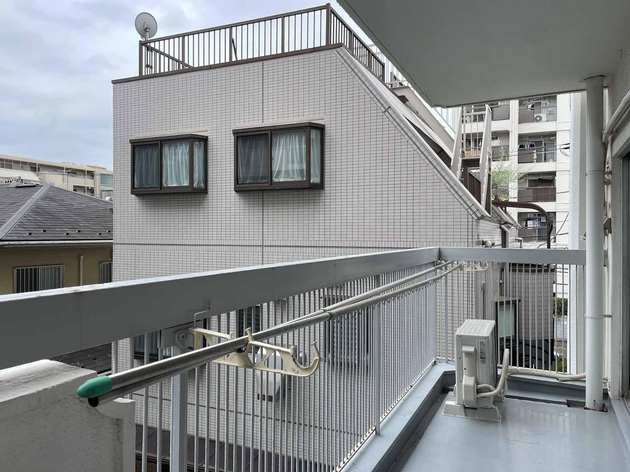 杉並区西荻北の賃貸物件/ベランダを西に向かって。洗濯機置き場はベランダです