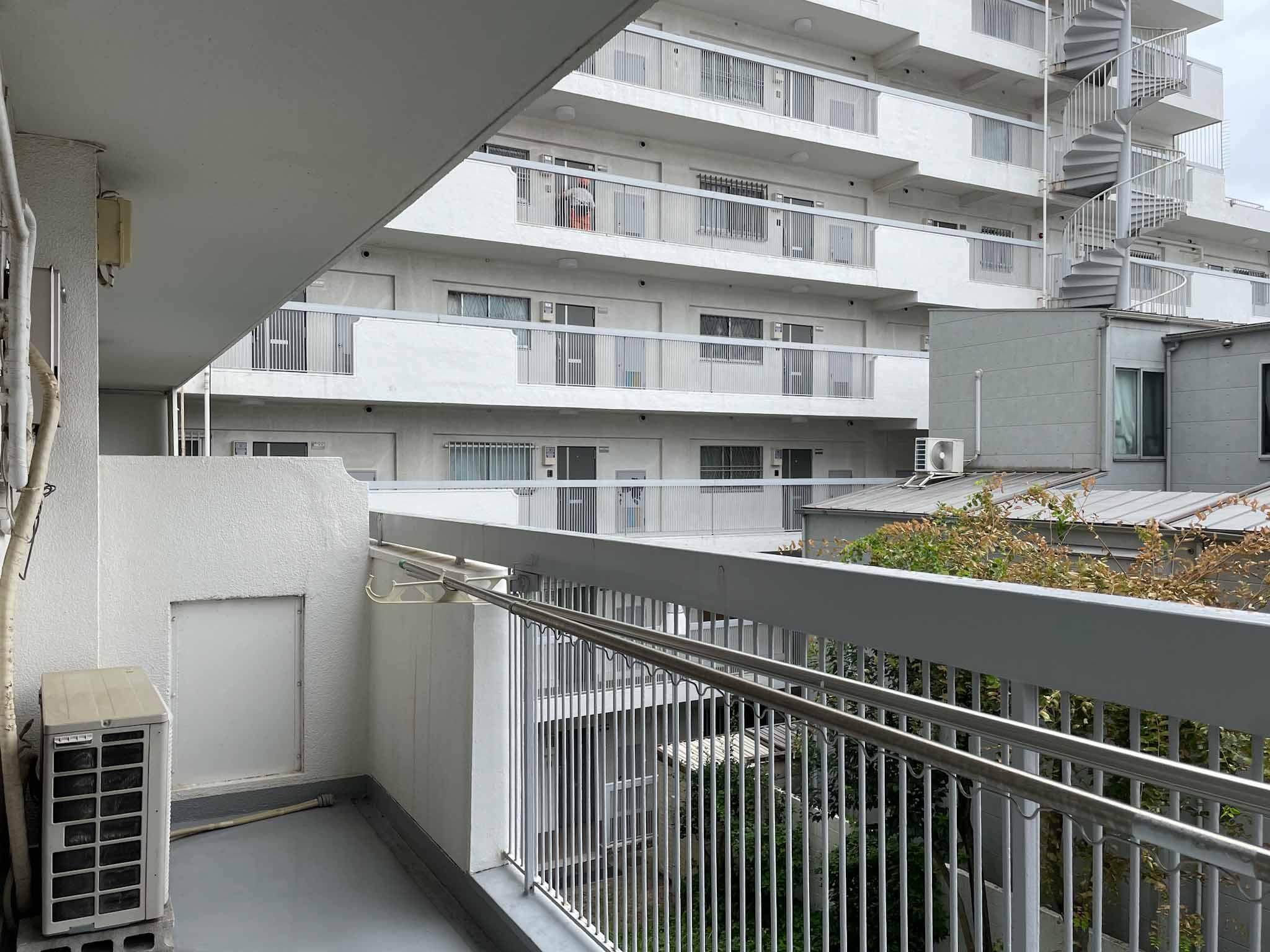 杉並区西荻北の賃貸物件/見えているのは同じマンション共用部。とっても大きなレトロマンションです