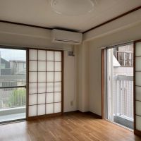 杉並区西荻北の賃貸物件/洋室はカーテンではなく障子で。西側のベランダは奥行きがないので、植物を少し置くか"ないもの"として