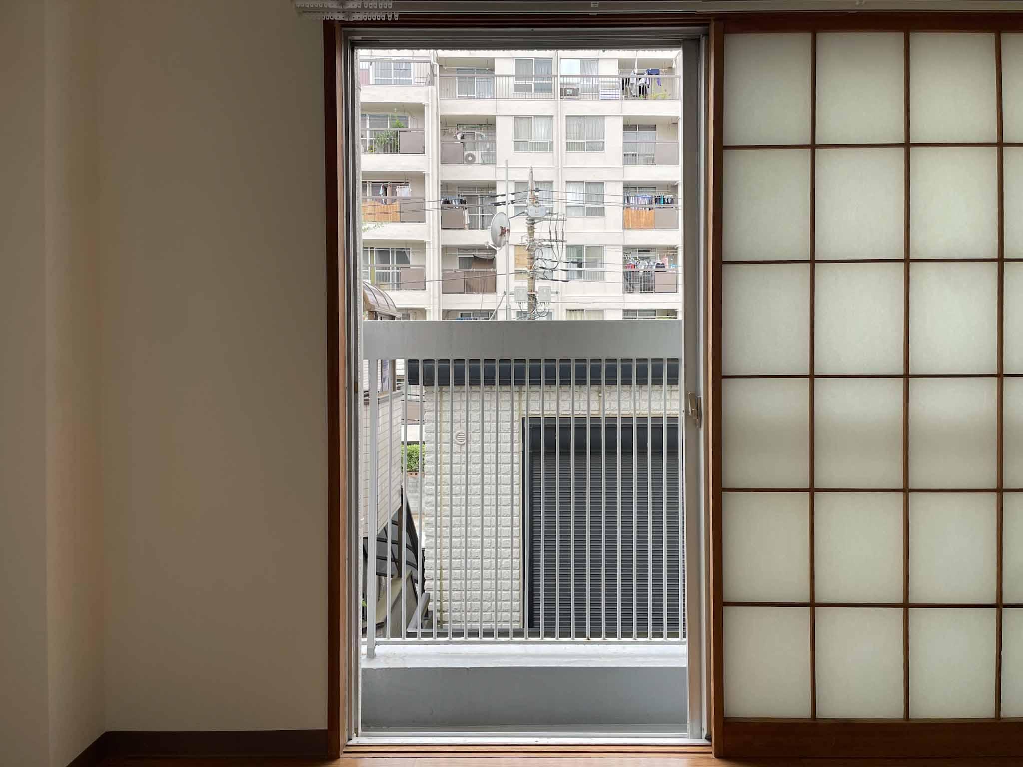 杉並区西荻北の賃貸物件/西側にも窓がある。これが日当たりのいい証拠