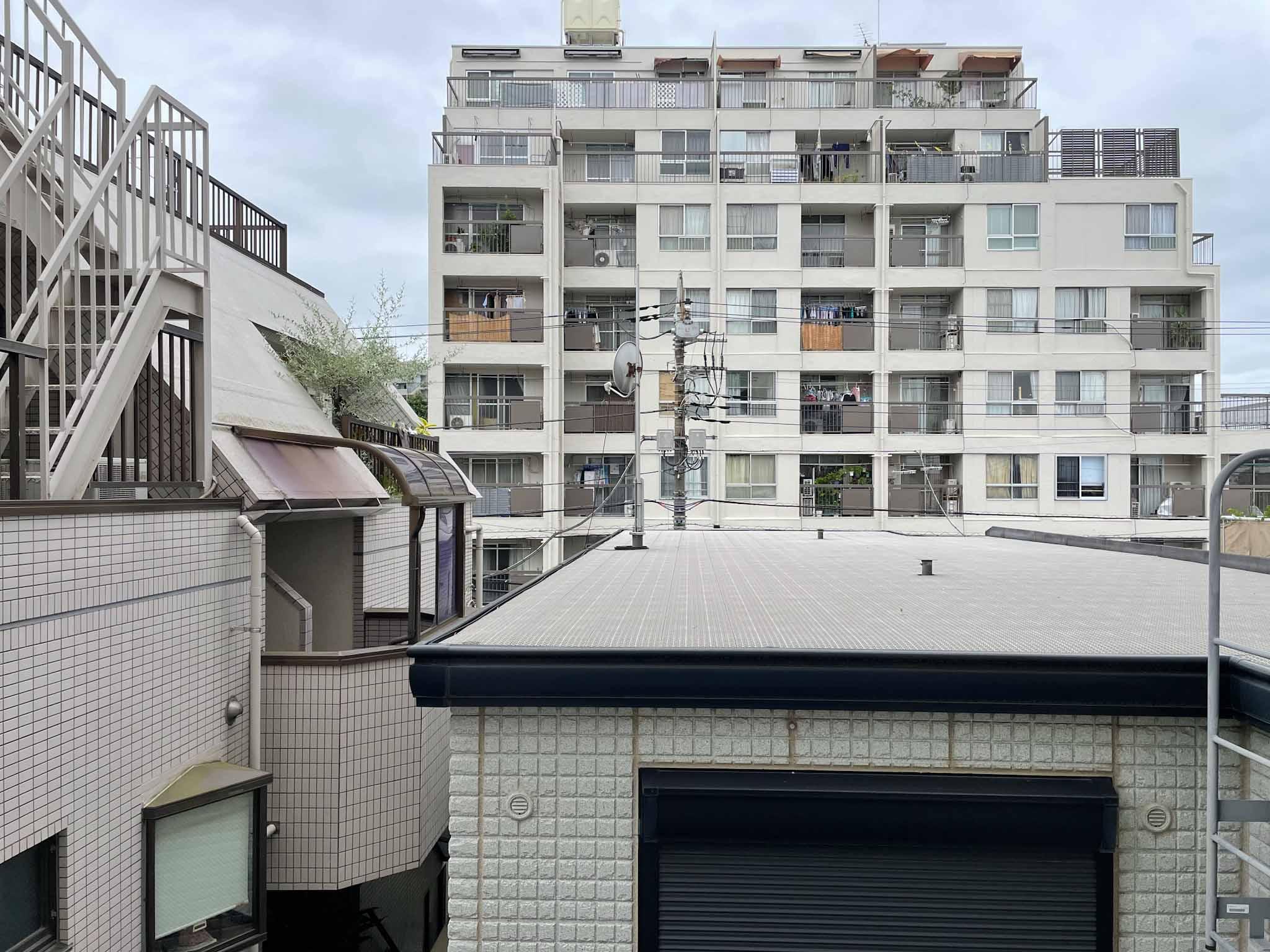 杉並区西荻北の賃貸物件/西側も空が見える。昼以降は光も入ってきそうです