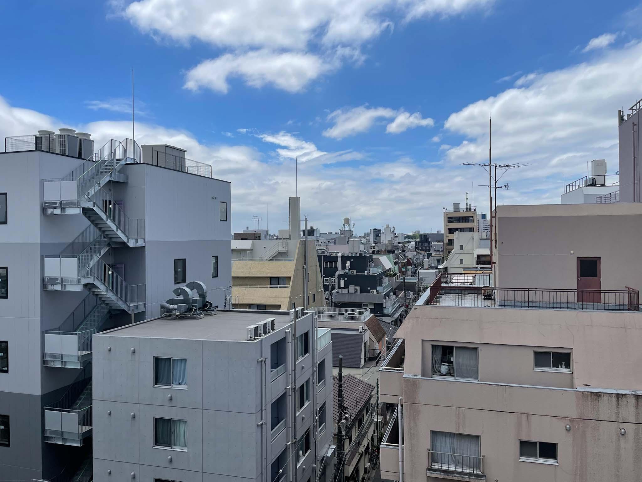目黒区鷹番の賃貸物件/リビングからの眺め。抜け感はありませんが、空はしっかり見えます