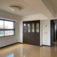 目黒区鷹番の賃貸物件/リビング北側に棚と、こちらにも窓。ダイニングテーブルはこちらに