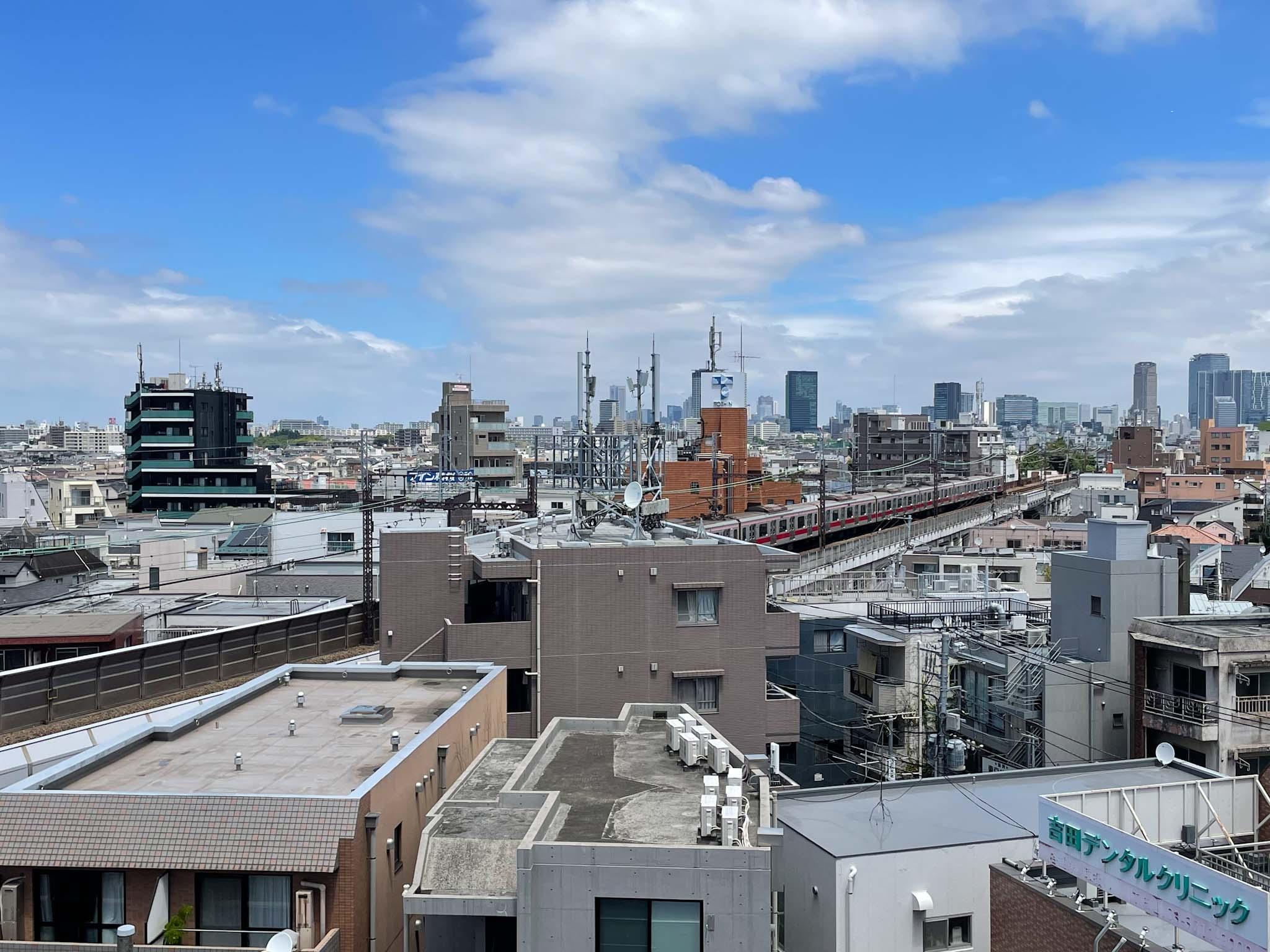 目黒区鷹番の賃貸物件/北側の眺望はすっきり。でも...線路がかなり近いので電車の走行音がかなり聞こえます
