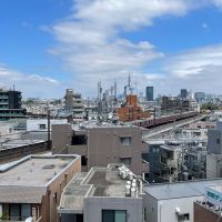 目黒区鷹番の賃貸物件/北側の眺望はすっきり。でも...線路がかなり近いので電車の走行音がかなり聞こえます