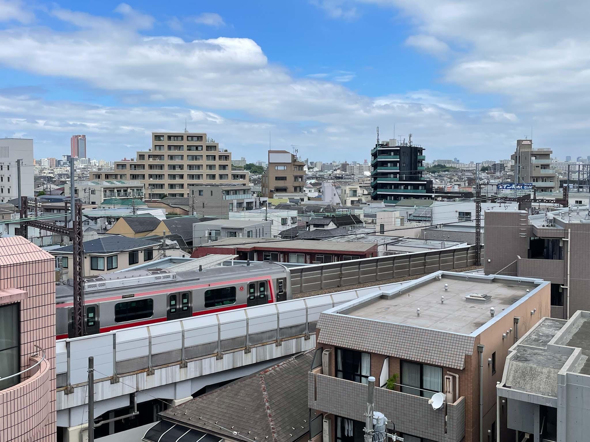 目黒区鷹番の賃貸物件/実際、この位の至近距離に電車が見えます