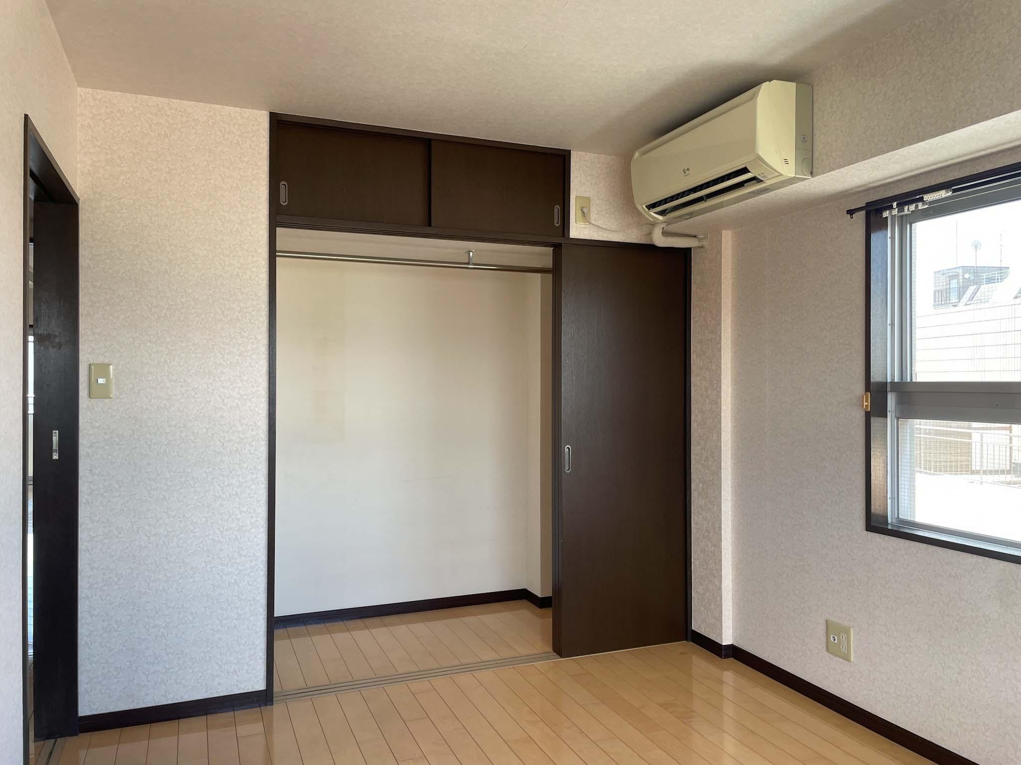 目黒区鷹番の賃貸物件/北側5.3畳洋室：クローゼットが用意されています