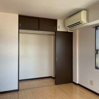 目黒区鷹番の賃貸物件/北側5.3畳洋室：クローゼットが用意されています