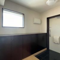 目黒区鷹番の賃貸物件/玄関にも窓があって明るい