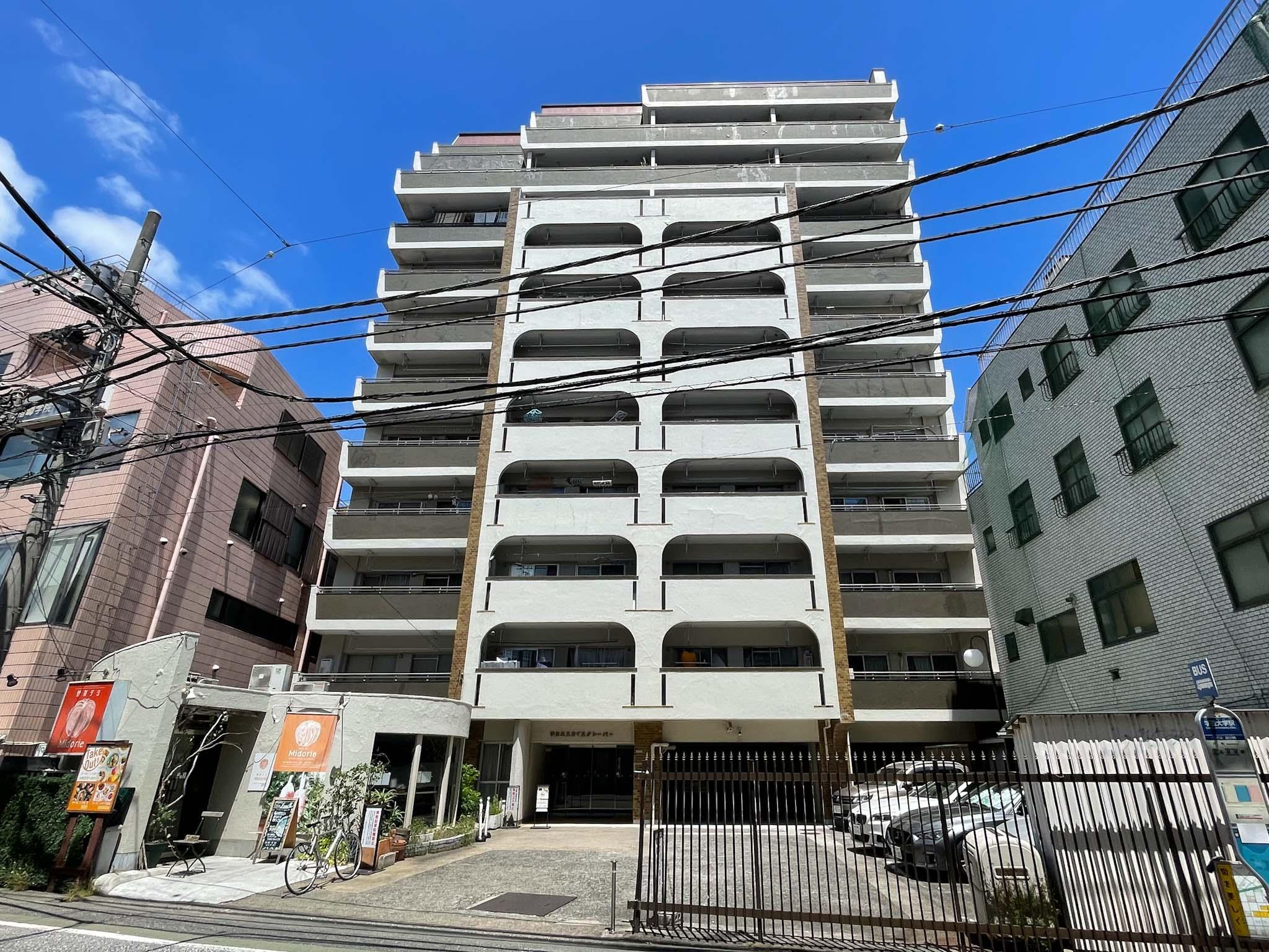 目黒区鷹番の賃貸物件/外観。シンメトリーのデザインがかっこいいレトロマンション
