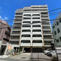 目黒区鷹番の賃貸物件/外観。シンメトリーのデザインがかっこいいレトロマンション