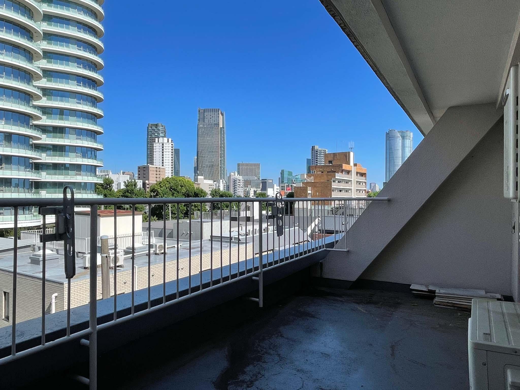 港区南青山の賃貸物件/ゆとりのあるバルコニーにはこれからウッドデッキが敷かれます