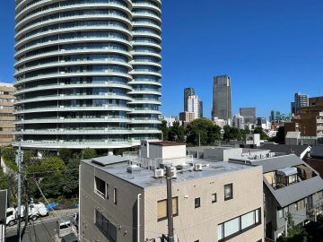 港区南青山の賃貸物件/視線の先に、椅子ひとつ