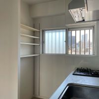 港区南青山の賃貸物件/キッチン横の窓があるおかげで風が抜けていきます