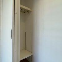 港区南青山の賃貸物件/クローゼット内。反対の面にも収納があります