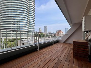 港区南青山の賃貸物件/視線の先に、椅子ひとつ