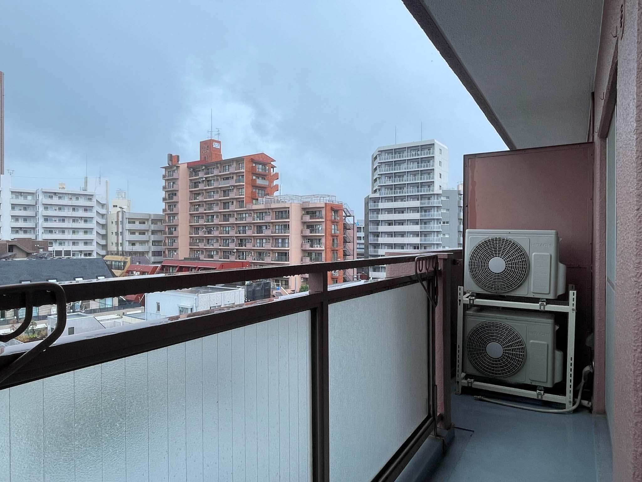 世田谷区三軒茶屋の賃貸物件/ベランダ。室外機は隅へまとめて配置してあります