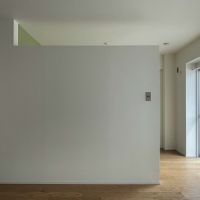 世田谷区三軒茶屋の賃貸物件/リビング横のスペースは上部が空いていて、ゆるく繋がっている。声も香りも届く