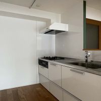 世田谷区三軒茶屋の賃貸物件/背面スペースはしっかり確保。電源も高さを変えて3箇所に用意されています