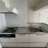 世田谷区三軒茶屋の賃貸物件/3口ガスコンロにグリル付きのキッチン