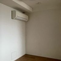 世田谷区三軒茶屋の賃貸物件/北側のサービスルーム。4畳弱の広さですが、エアコン付きで部屋として使えそう。書斎にいかがでしょうか