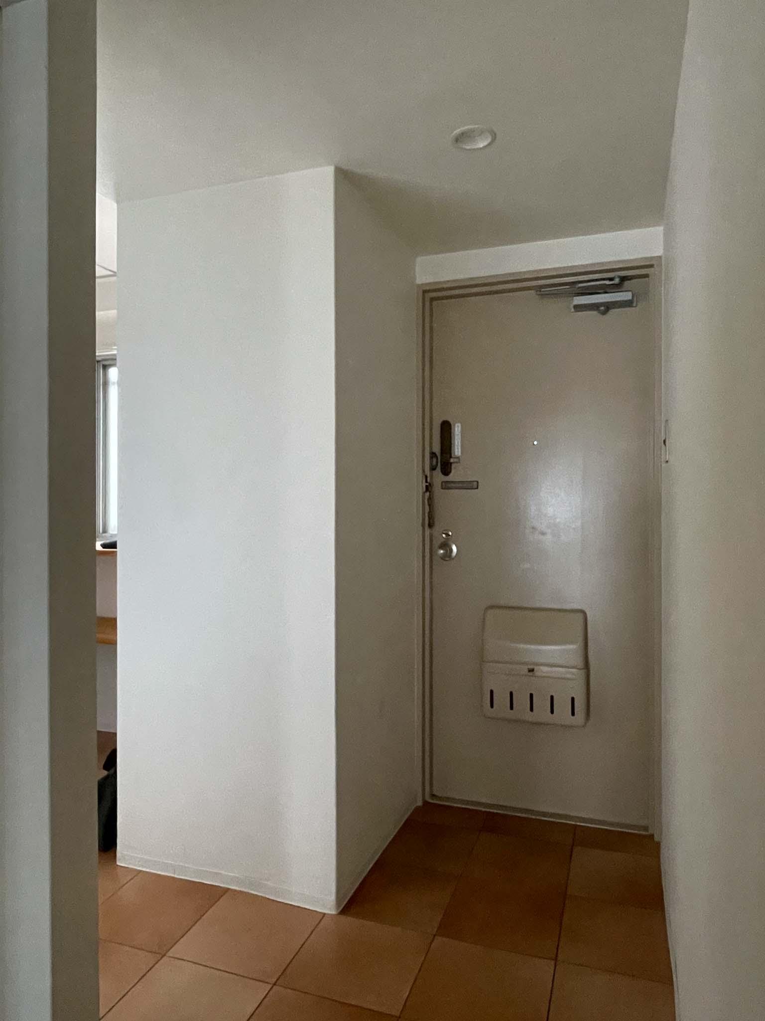 世田谷区三軒茶屋の賃貸物件/玄関。土間のタイルの風合いも魅力的