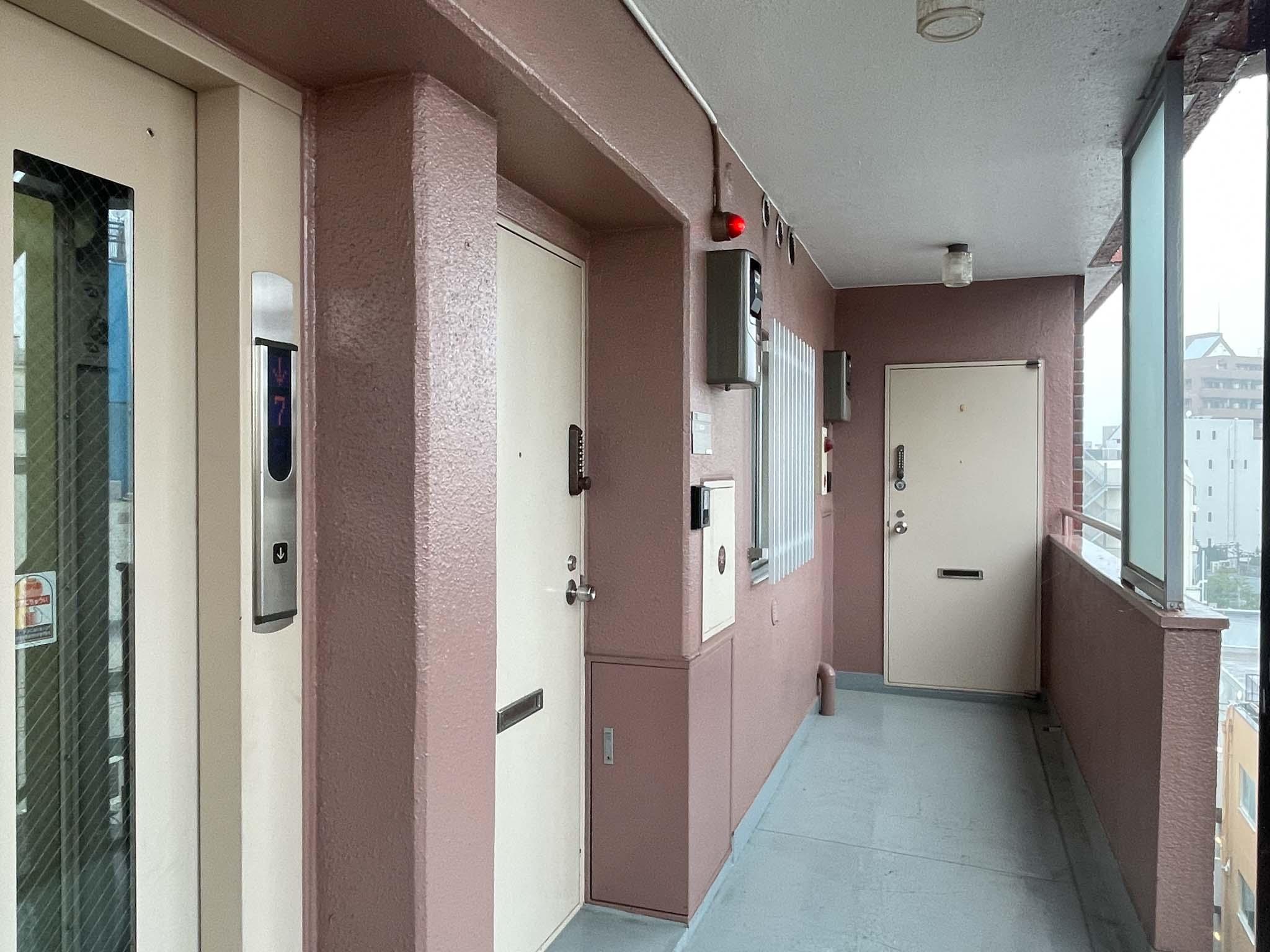 世田谷区三軒茶屋の賃貸物件/玄関外、共用部