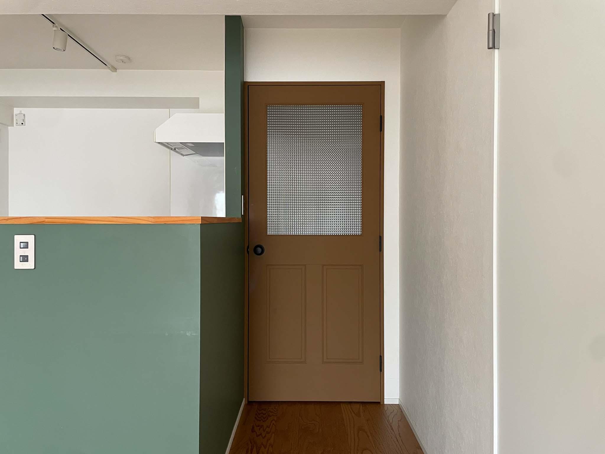 世田谷区三軒茶屋の賃貸物件/と言いつつ、ドアのデザインをお見せしたい