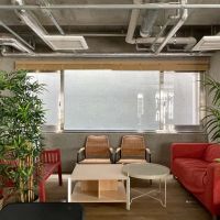 渋谷区代々木の賃貸物件/奥にリラックススペース。窓の外は隣の建物の壁です