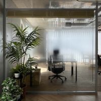 渋谷区代々木の賃貸物件/南側のエントランスから入ったアングル。中が丸見えにならないように目隠しが設けられています