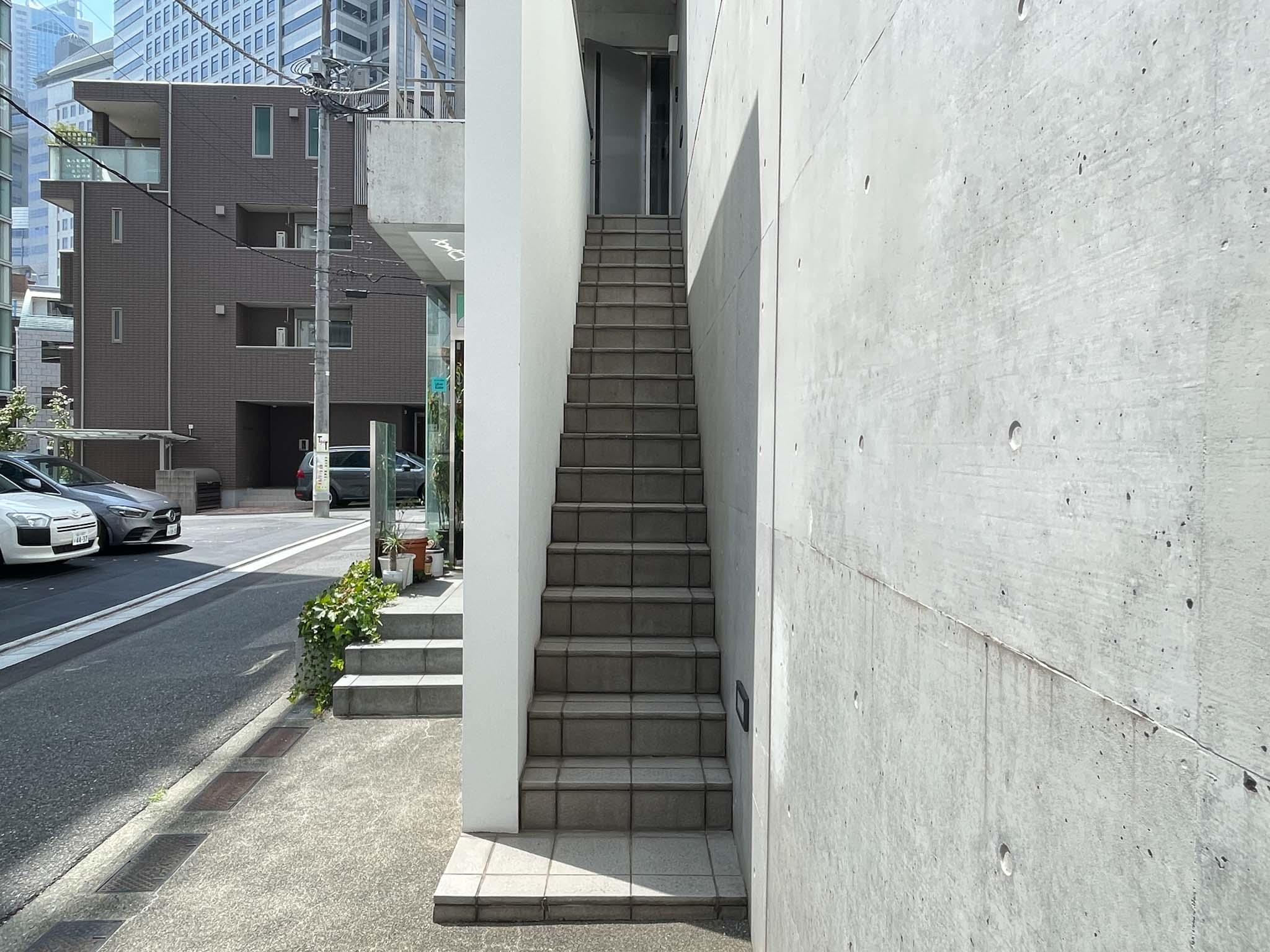 渋谷区代々木の賃貸物件/エントランスへは階段でアプローチします