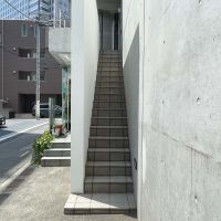 渋谷区代々木の賃貸物件/エントランスへは階段でアプローチします