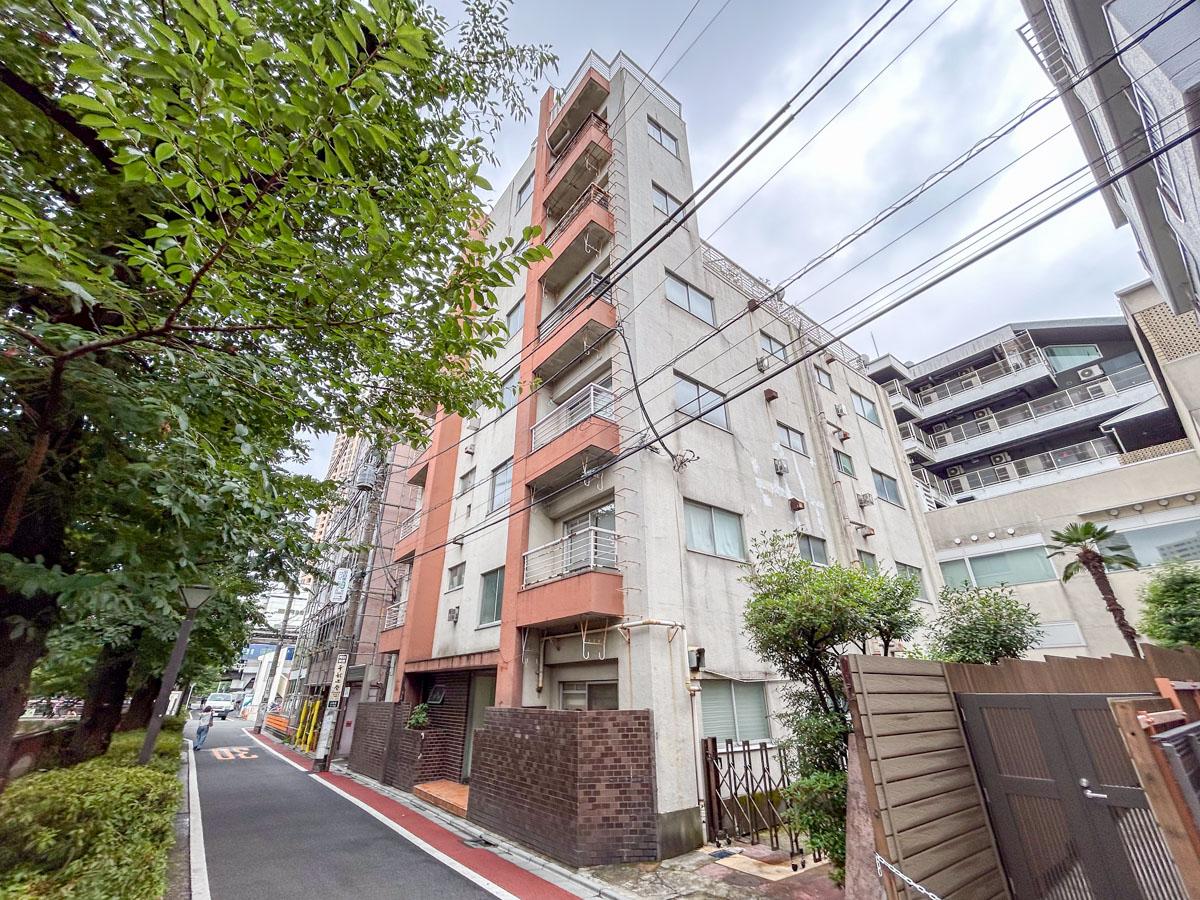 目黒区上目黒の賃貸物件/中目黒駅から徒歩3分ほど。目黒川沿いに立つ、渋い古ビル