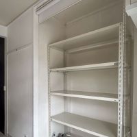 目黒区上目黒の賃貸物件/凹んだ部分は収納スペース。ロールカーテンで目隠し可能