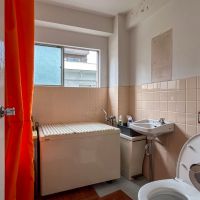 目黒区上目黒の賃貸物件/サニタリー。古い建物につき排水量の制限があり、浴槽と洗面の水栓は使用不可