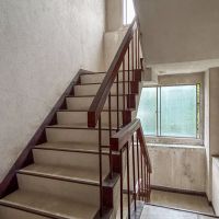 目黒区上目黒の賃貸物件/共用階段。古ビルならではの渋い空気感