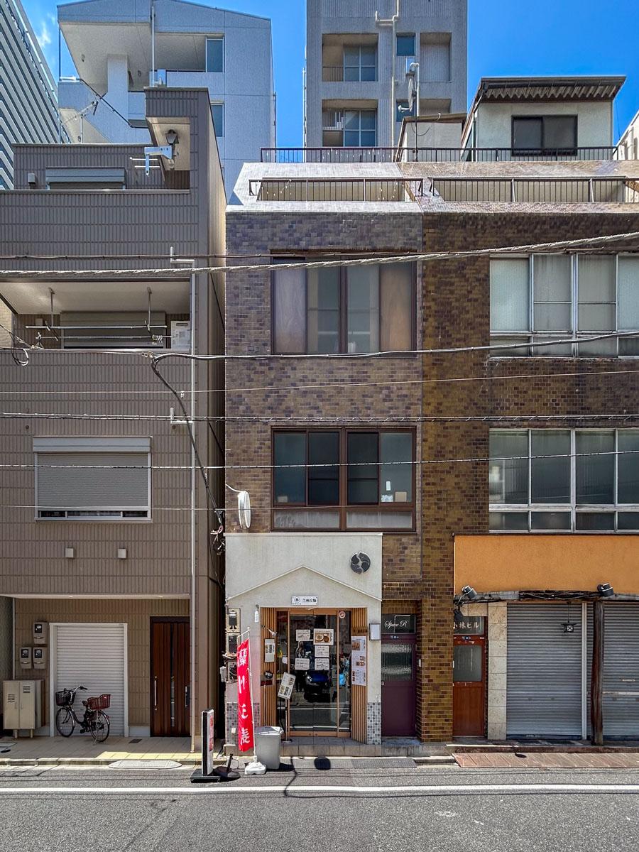 港区西新橋の賃貸物件/西新橋に立つビルの端。上階の3～5階が募集区画