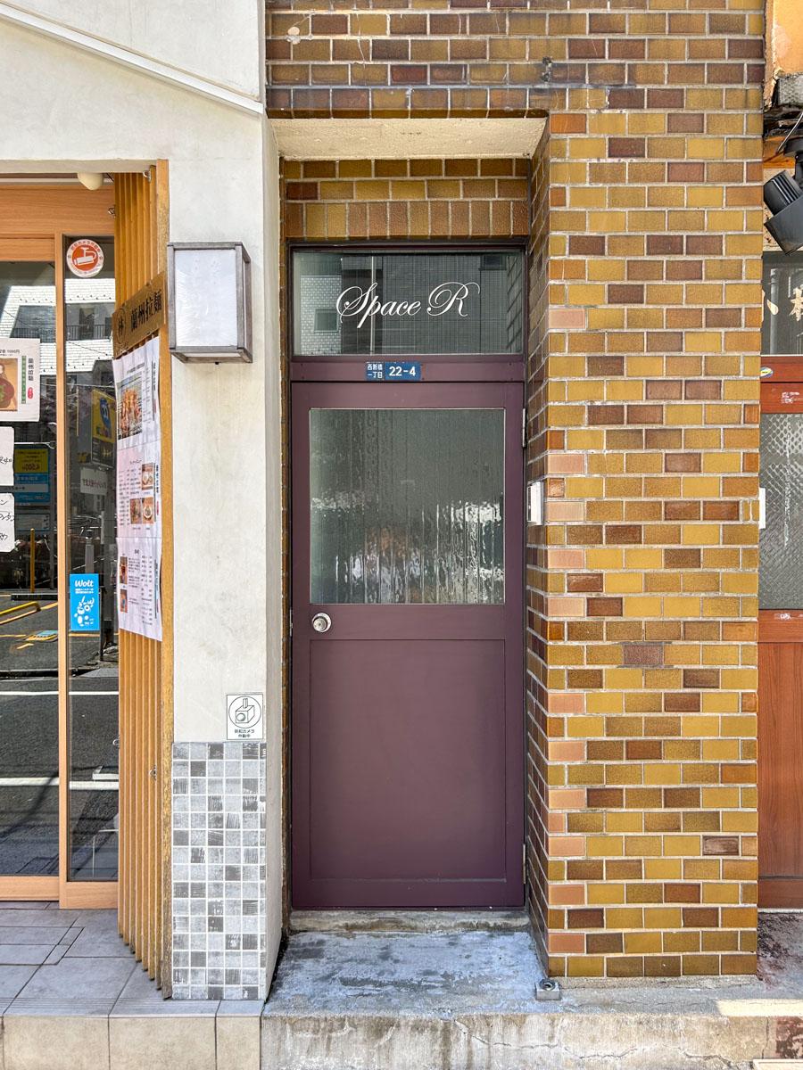港区西新橋の賃貸物件/出入口。ここから階段で3階まで上がります