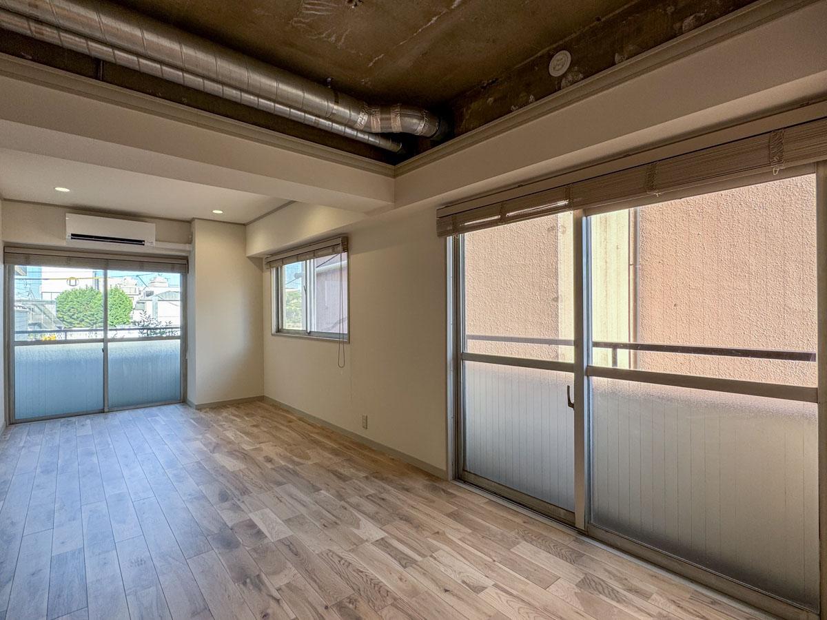 豊島区雑司が谷の賃貸物件/東と南の角部屋で窓が多く、風通しは良好