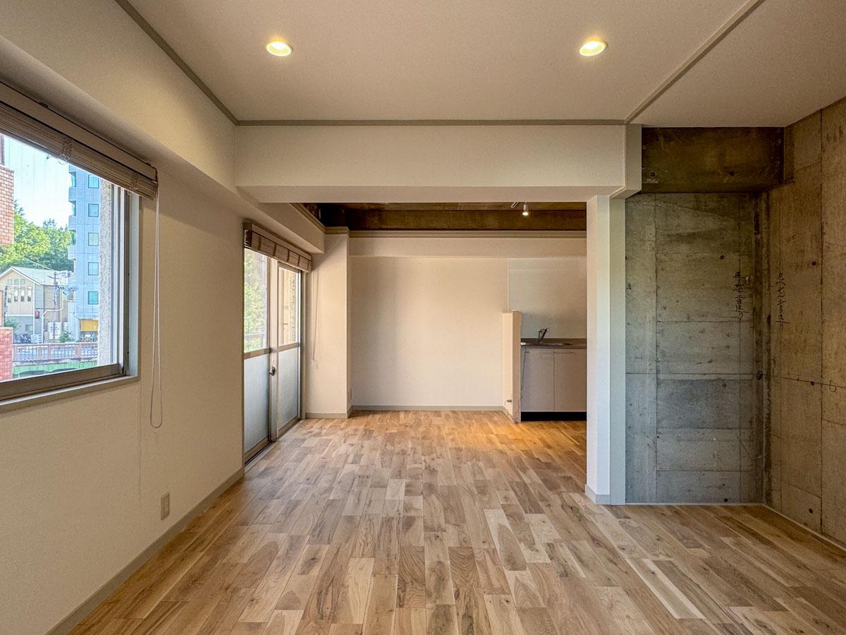 豊島区雑司が谷の賃貸物件/間取りはシンプルなワンルーム。収納がないので、部屋の中央あたりにあるクロークスペースにハンガーラックや棚を置いたりするのが良さそう