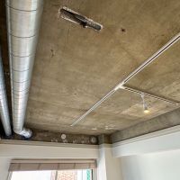 豊島区雑司が谷の賃貸物件/天井は部屋の手前と奥で仕上げを変えて、二面性を楽しめる造りに