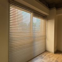 豊島区雑司が谷の賃貸物件/各窓にはグレーのウッドブラインドが取り付け済み。カーテンを用意する必要はありません
