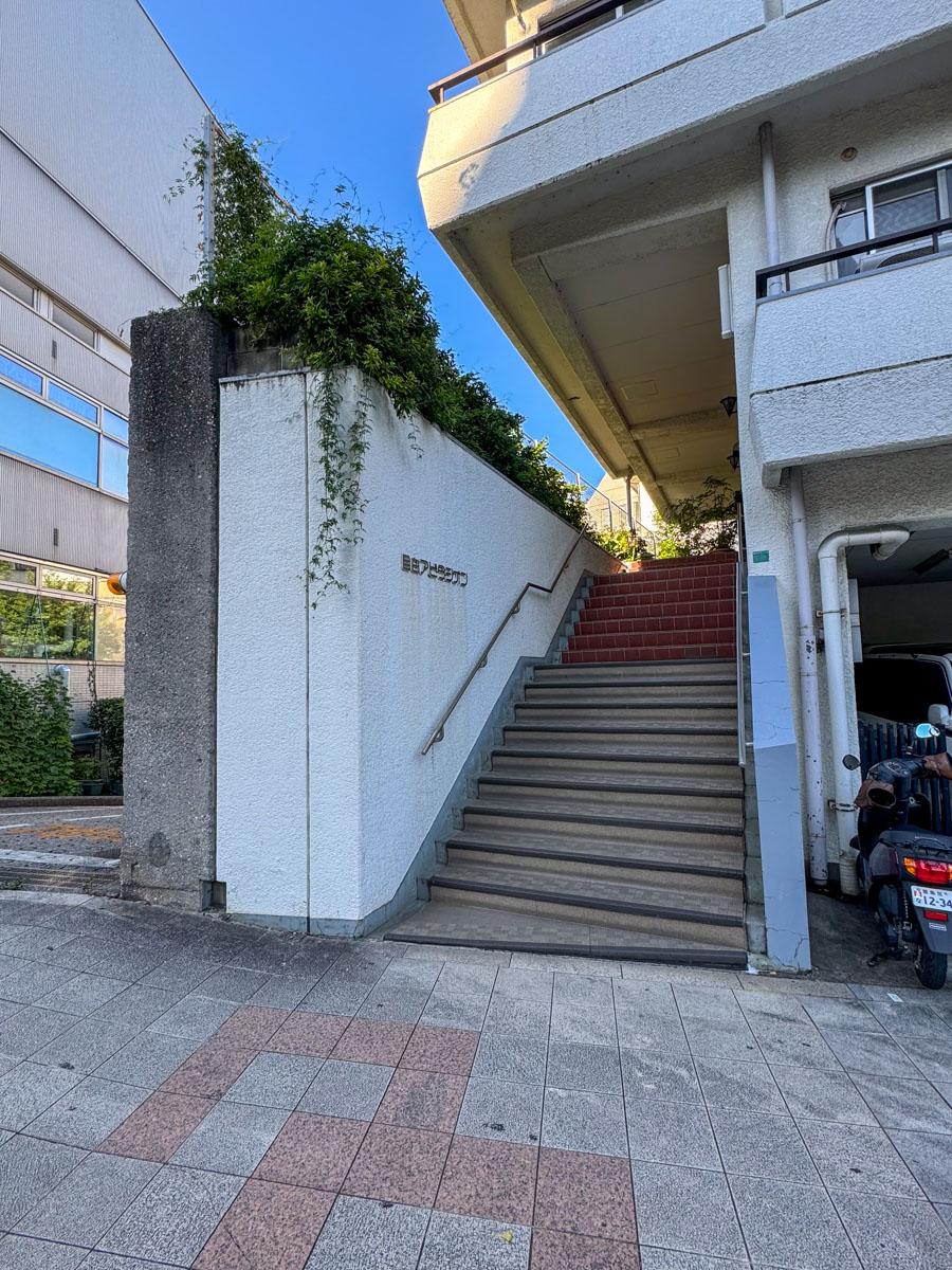 豊島区雑司が谷の賃貸物件/この階段を上がった先にエントランス