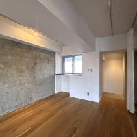 大田区西蒲田の賃貸物件/玄関前のこのエリアはベッドを目隠しできるよう天井にカーテンレールが仕込まれています