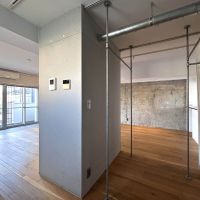大田区西蒲田の賃貸物件/収納は一切ない部屋なのでこのスペースとパイプは有効活用を