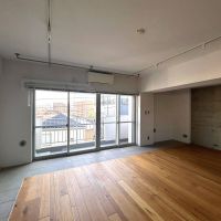 大田区西蒲田の賃貸物件/ワイドな窓際からL字に土間が回っています