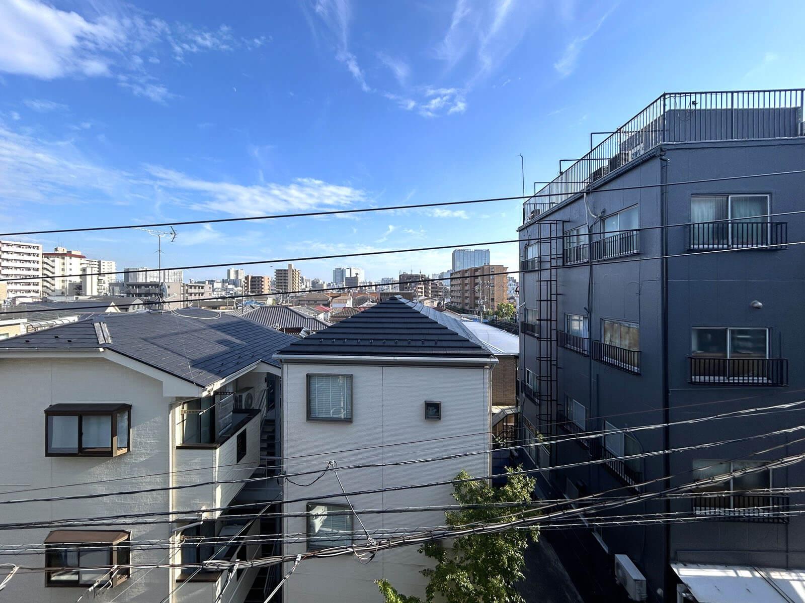 大田区西蒲田の賃貸物件/目の前は少し抜けがあり空の広がりを感じられる眺め