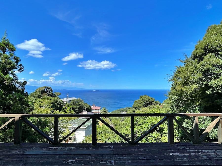 静岡県伊東市川奈の売買物件/デッキから海を見る｜真っ青な空と海